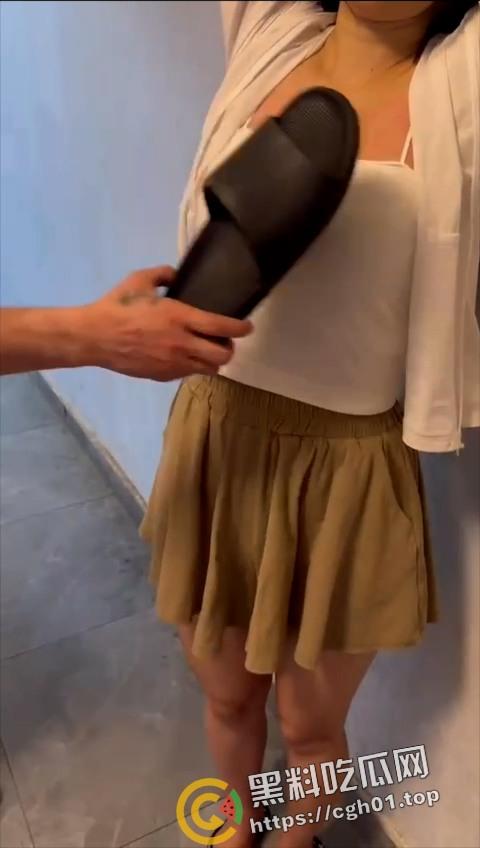 虐胸纯享版！拖鞋打胸 越打越红 小姐姐撕心裂肺的叫声 这乳腺都要打烂了吧-1