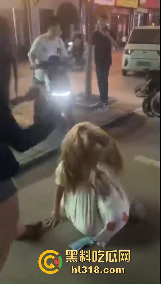 为争男友姐妹们也是大大出手，男的没断干净就和黄毛谈了，前女友就带人打现女友！这男的魅力真大！-10