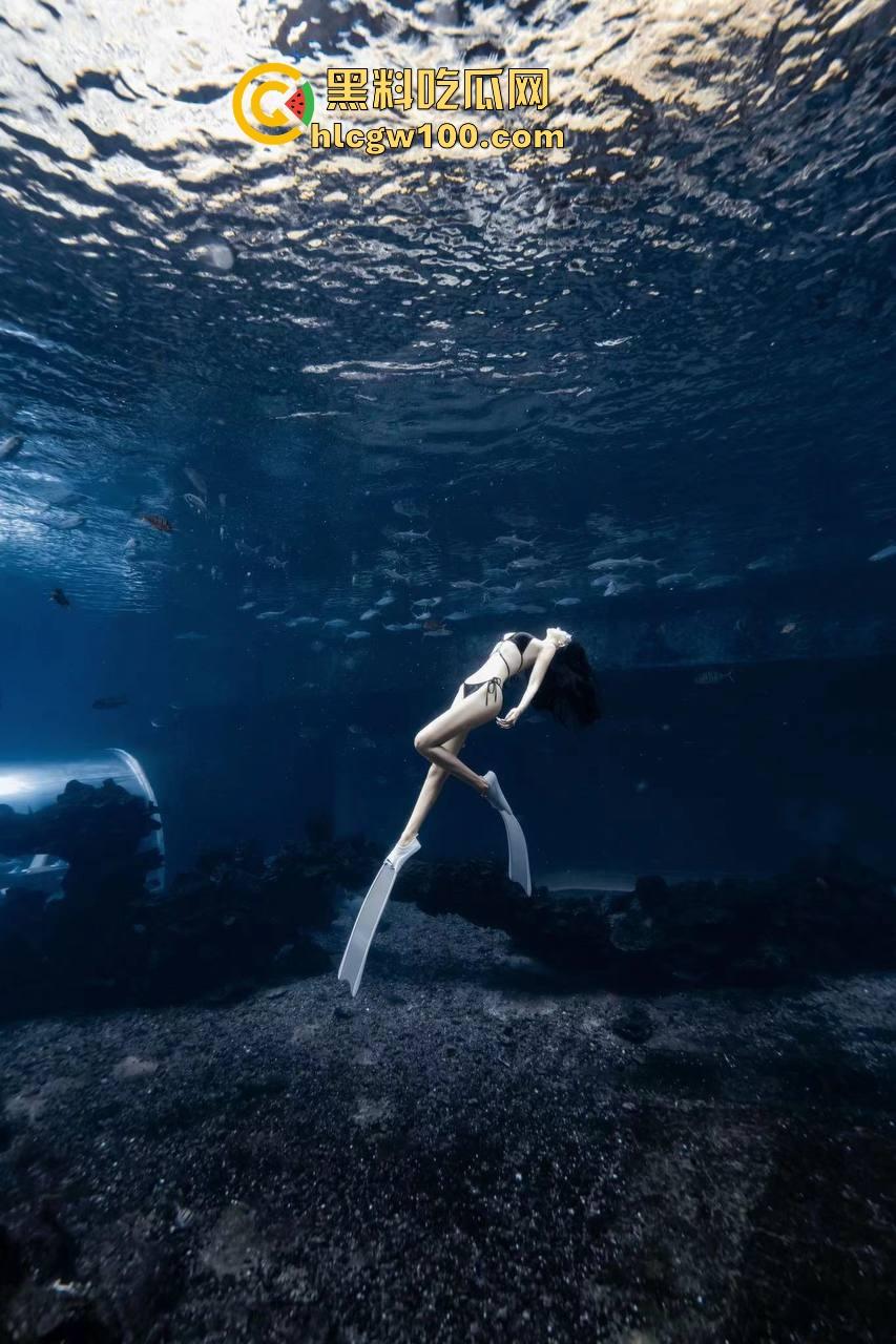 调教大神操翻00后极品嫩妹，肛塞捆绑深喉全套调教，前凸后翘嫩穴被掰开腿无套狂抽！-6