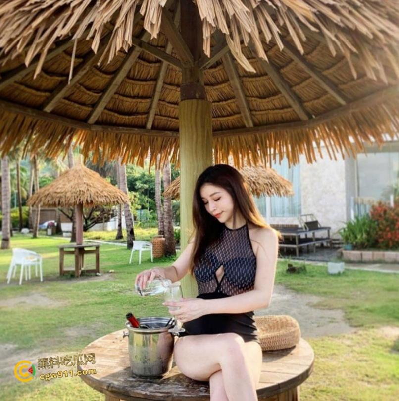 温州万达集团白领【萧淋淋】，被约炮大神忽悠调教，主动在车上口爆吞精，带回酒店无套爆操！-4