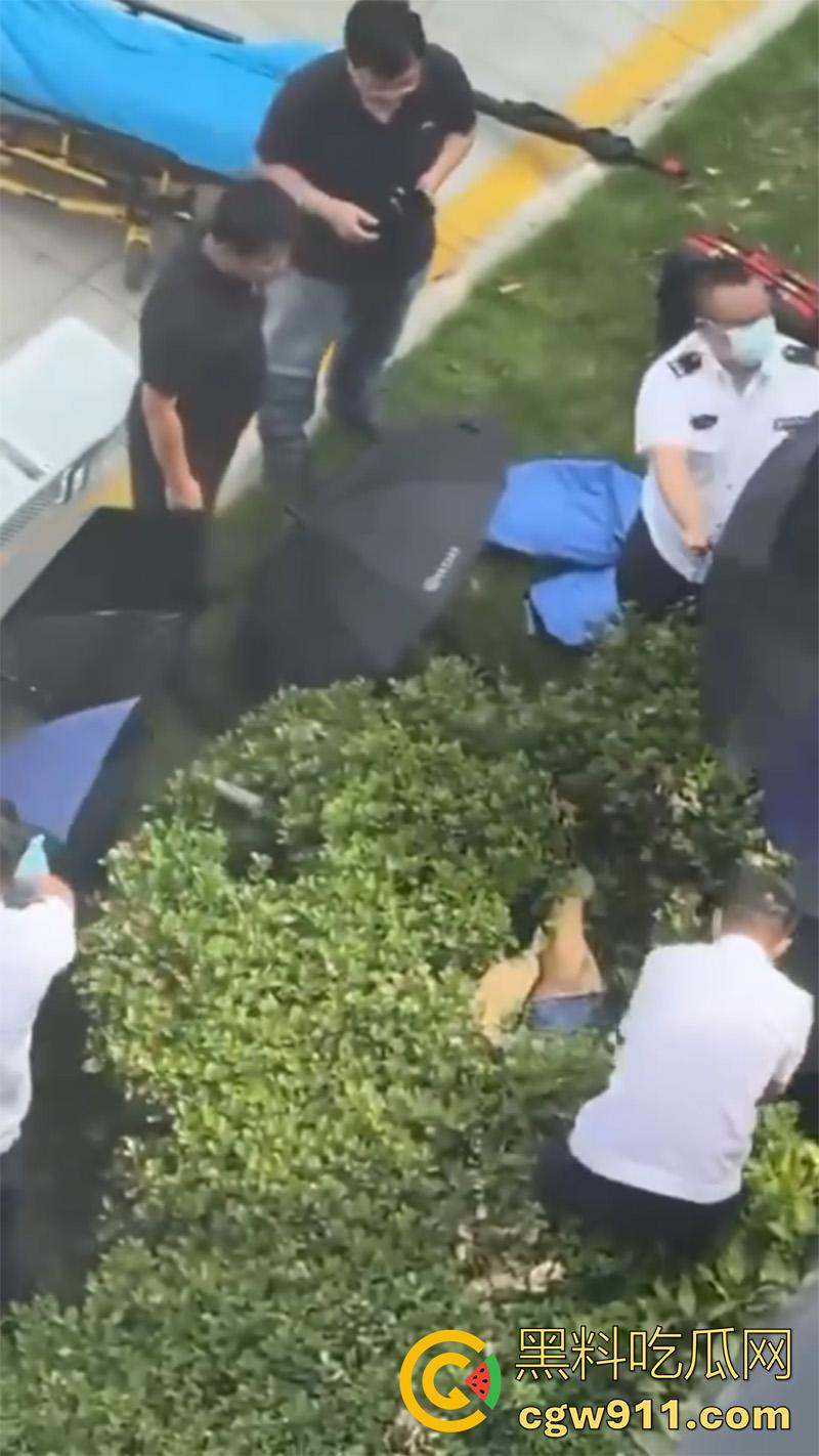 上海杉达学院女生跳楼事件，室友闺蜜出轨自己老爸，导致爸妈离婚家庭破裂，上个学家被偷了！-5