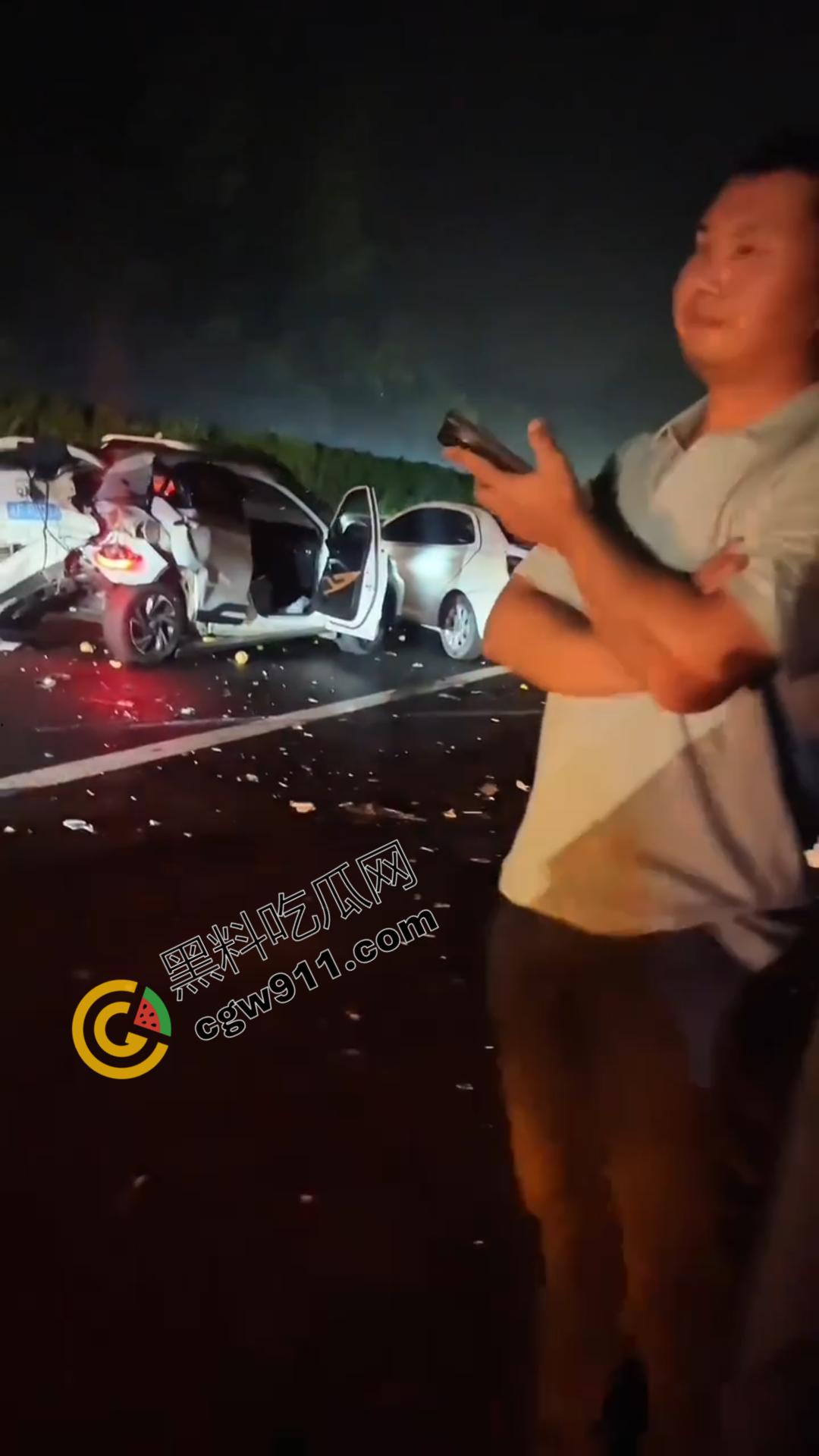 江苏盐城高速连环车祸现场视频曝光！发动机飞落路面激起追尾风暴，车辆如多米诺骨牌般纷纷倾覆-6