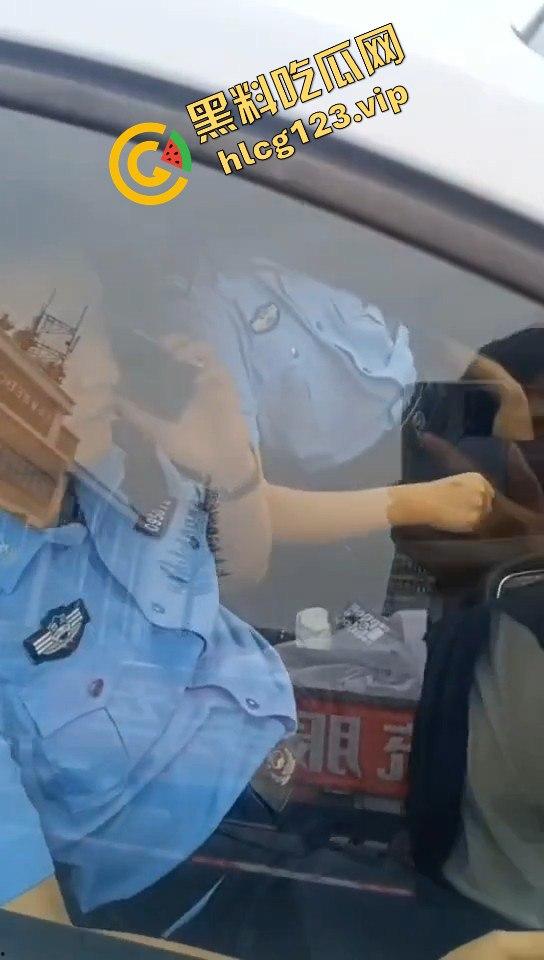 成都街头男子拍到警察不系安全带怒问：老百姓就是得罚，警察就不管？-5