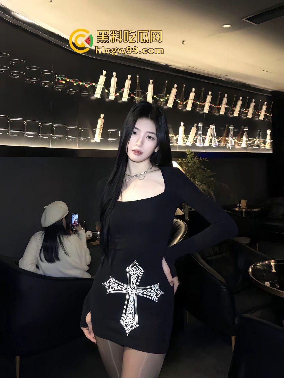 抖音极品黑丝御姐骚鸡【nss】早期诱惑露奶淫荡私拍被曝光，竟然还与大哥开房性交易！原创独家流出！-3