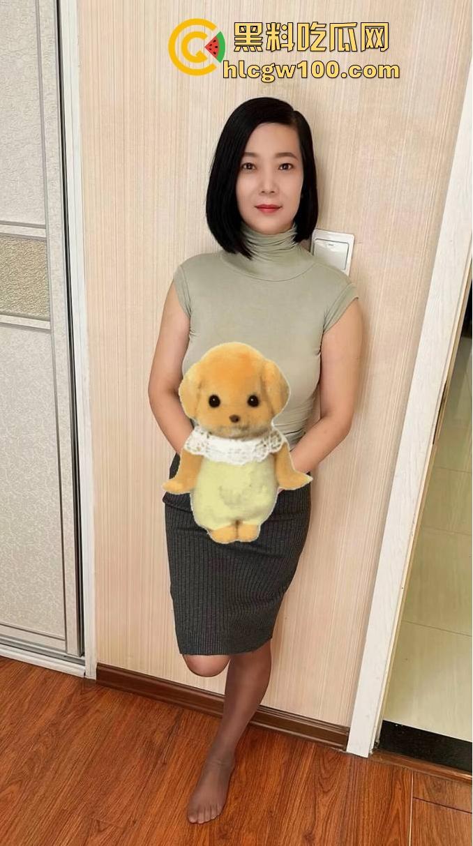 快手极品熟女【芬.姐】下海视频曝光，芬姐本芬，熟女+开档丝袜这个组合真的无敌了！！-7